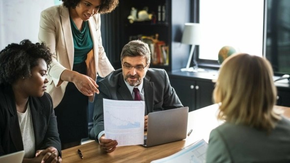 Різниця між маркетингом та рекламою