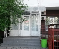 фасад з фасадним входом офіс салон магазин стоматологія
