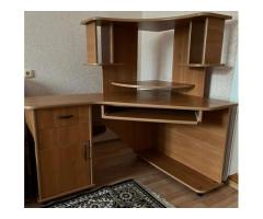 Продам комп'ютерний стіл.