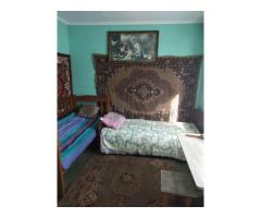 Здається кімната в гуртожитку у Тернополі біля озера.